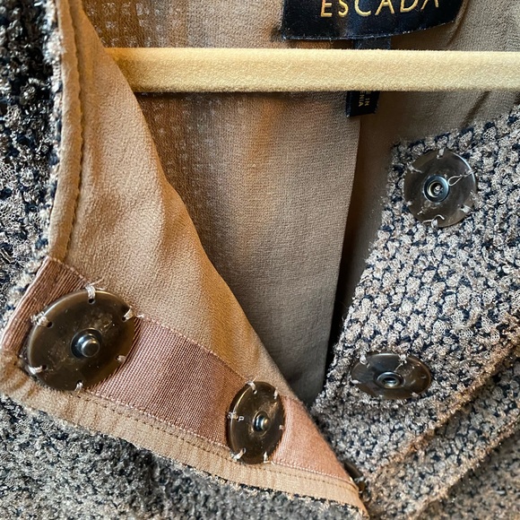 Escada boucleè jacket. Oversized snap closure. - Picture 2 of 12